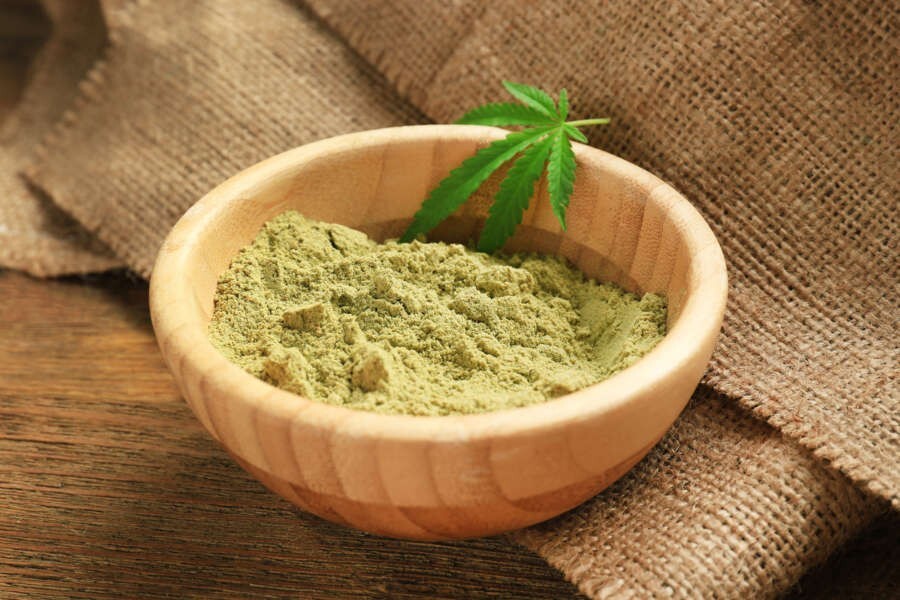 La harina de cáñamo se obtiene moliendo, preferiblemente con piedra, las semillas de la planta de cannabis sativa de cultivos destinados a uso alimentario y, a menudo, orgánicos.