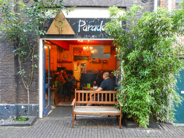 Para proponer uno de los mejores pasteles espaciales de Ámsterdam es el Paradox Coffeeshop que, ubicado dentro de uno de los edificios históricos de la ciudad en el tranquilo distrito de Jordaan